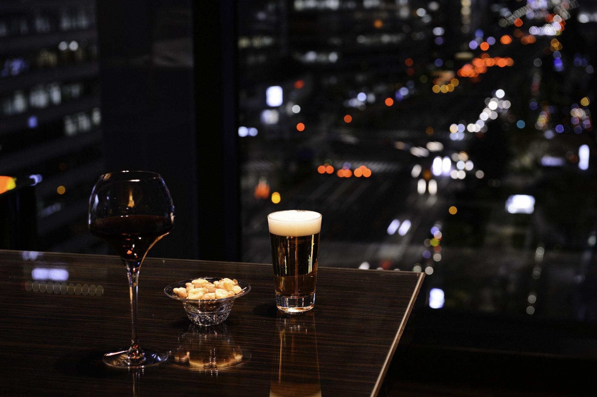 Oakwood Premier Tokyo Hotel Exterior foto A glass of beer and a glass of wine